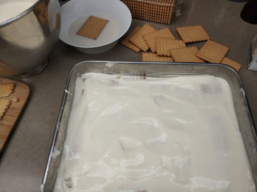 עוגת גבינה עם ביסקוויטים - כיסוי שכבה אמצעית